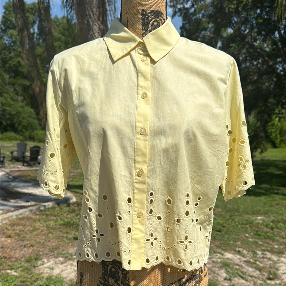 NWOT Chelsea & Theodore Butter Yellow Short Sleeve Eyelet Button Down Shirt Med